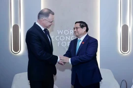 El primer ministro de Vietnam, Pham Minh Chinh, se reunió con el presidente polaco Andrzej Duda en ocasión de su participación en la 15 Reunión Anual de los Nuevos Campeones del Foro Económico Mundial (FEM) en Dalian, China. (Fuente: VNA)