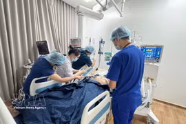 Médicos del Hospital Cho Ray, en colaboración con el Hospital Mat Troi Phu Quoc, brindan tratamiento intensivo a las víctimas del accidente de lancha rápida en Phu Quoc. (Foto: VNA)