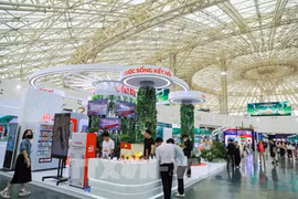 Los stands en la región "Marca nacional de Vietnam" reciben la atención de muchos visitantes (Fuente: VNA) 