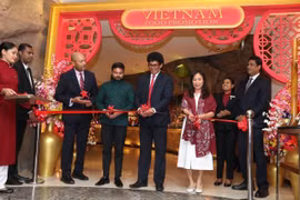 Đại sứ Trịnh Thị Tâm cùng các đại biểu Sri Lanka cắt băng khai trương Tuần lễ Ẩm thực Việt Nam. Ảnh: TTXVN phát 