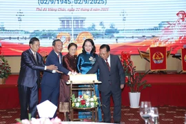 La vicepresidenta de Vietnam, Vo Thi Anh Xuan, y su homóloga laosiana, Pany Yathotou, y otros delegados, cortan un pastel para celebrar el 80.º aniversario de la Independencia de Vietnam. (Fuente: VNA) 