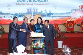 La vicepresidenta de Vietnam, Vo Thi Anh Xuan, y su homóloga laosiana, Pany Yathotou, y otros delegados, cortan un pastel para celebrar el 80.º aniversario de la Independencia de Vietnam. (Fuente: VNA) 