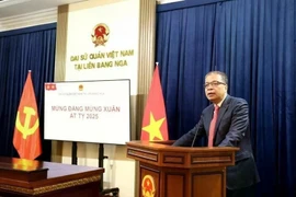 El embajador vietnamita en Rusia, Dang Minh Khoi, habla en la reunión. (Foto: VNA)