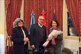 La embajadora vietnamita en Argentina, Ngo Minh Nguyet, el embajador cubano en Argentina, Pedro Pablo Prada y su esposa. (Fuente: VNA)