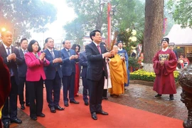 Presidente vietnamita ofrece incienso en Ciudadela Imperial de Thang Long. (Fuente: VNA)