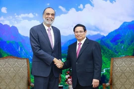 El primer ministro de Vietnam, Pham Minh Chinh, y el secretario general adjunto de la ONU para las tecnologías digitales y emergentes, Amandeep Singh Gill. (Fuente: VNA)