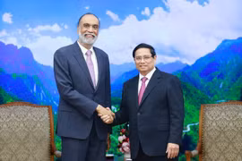 El primer ministro de Vietnam, Pham Minh Chinh, y el secretario general adjunto de la ONU para las tecnologías digitales y emergentes, Amandeep Singh Gill. (Fuente: VNA)