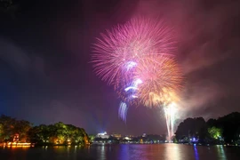 Un espectáculo de fuegos artificiales en el lago de Hoan Kiem. (Fuente: VietnamPlus) 