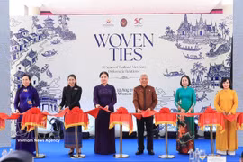 En la ceremonia de inauguración de la exposición “Vínculos entrelazados: 50 años de relaciones diplomáticas entre Tailandia y Vietnam”. (Foto: VNA)