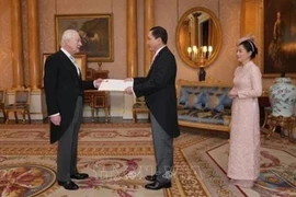 El embajador de Vietnam en el Reino Unido, Do Minh Hung, y su esposa presentaron sus cartas credenciales al rey Carlos III. (Fuente: VNA)