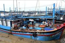 Pescadores del puerto pesquero de Dong Tac (barrio de Phu Yen, provincia de Dak Lak) se preparan para salir al mar después de una tormenta. (Fuente: VNA) 