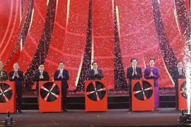 El primer ministro Pham Minh Chinh y los delegados participan en la ceremonia de inauguración de la Feria de Primavera de 2026 (Fuente: VNA)