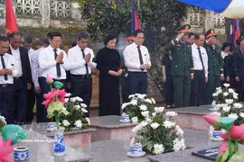 La viceprimera ministra Pham Thi Thanh Tra y otros delegados realizan la ceremonia de sepelio de los restos de los soldados caídos. (Fuente: VNA)