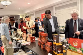 Las empresas canadienses visitan un stand de café vietnamita (Foto: VNA)
