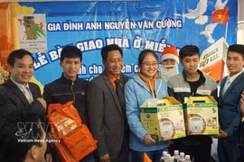 Nguyen Van Cuong (tercero desde la izquierda) en la ceremonia de entrega de viviendas gratuitas para los hijos de los soldados que prestaban servicio en Truong Sa en 2014. (Foto: Nguyen Van Cuong)