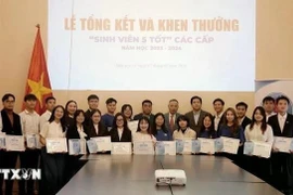 Los estudiantes vietnamitas más destacados en Rusia reciben reconocimiento por su rendimiento académico, conducta moral, voluntariado, aptitud física e integración social. (Foto: VNA)