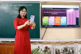 Una profesora utiliza la IA en la enseñanza (Fuente: VNA)