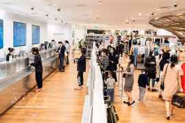 Los centros comerciales sirven como lugares de compras y entretenimiento para muchas familias los fines de semana. (Foto: VNA)