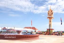 El Monumento a la Amistad Camboya-Vietnam, en la provincia de Pursat, tiene 21 metros de altura, con un conjunto de estatuas simbólicas que alcanzan los 3,2 metros. (Fuente: VNA)