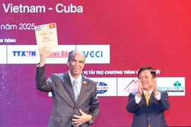 Entregan la versión demo de la antología “Vietnam - Cuba: Canción de amistad que resuena por siempre” al embajador cubano en Vietnam, Rogelio Polanco Fuentes. (Fuente: VNA)
