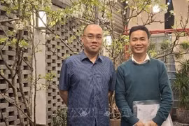 El profesor asociado y doctor Pham Quoc Nghi (derecha)(Fuente: VNA)
