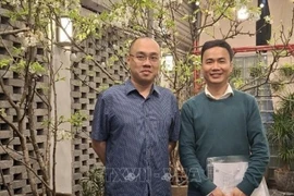 El profesor asociado y doctor Pham Quoc Nghi (derecha)(Fuente: VNA)