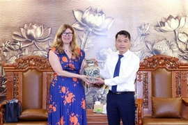Vu Thanh Mai, subjefe de la Comisión de Información, Educación y Movilización de Masas del Partido Comunista de Vietnam, entrega un regalo a Silvia Danailov, jefa de UNICEF Vietnam. (Fuente: VNA)