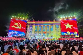 El espectáculo por el 95 aniversario de la fundación del Partido Comunista de Vietnam. (Fuente: VNA)