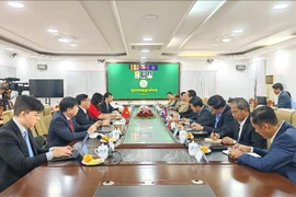 En la reunión con el gobernador de la provincia de Preah Sihanouk. (Fuente: VNA)