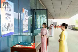Más de 100 fotos muestran el Ao dai de mujeres vietnamitas durante la guerra