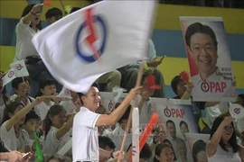 Seguidores del Partido de Acción Popular (PAP) se congregan para esperar los resultados de las elecciones generales en Singapur. (Fuente: Xinhua/VNA) 