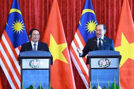El primer ministro de Vietnam, Pham Minh Chinh (izquierda), y su homólogo malasio, Anwar Ibrahim, en la rueda de prensa (Fuente: VNA)