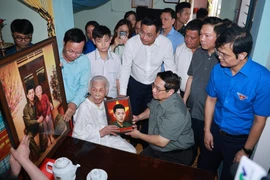 El primer ministro de Vietnam, Pham Minh Chinh, visita una madre heroíca en Quang Tri. (Fuente: VNA)