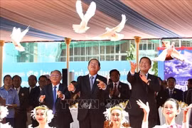 Los dirigentes del PPC realizan el acto simbólico de soltar palomas como mensaje de aspiración por la paz, durante el mitin conmemorativo por el 74.º aniversario de la fundación del PPC. (Fuente: VNA)
