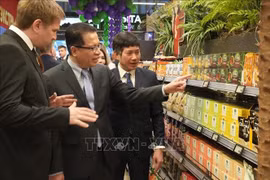 El embajador de Vietnam en Rusia, Dang Minh Khoi, visita los stands de Vietnam (Fuente: VNA) 