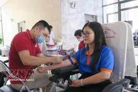 Una joven participa en la donación de sangre (Fuente: VNA)