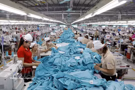 La producción de confección de prendas para la exportación en Viet Pan Pacific World, en la comuna de Hiep Hoa, provincia de Bac Ninh. (Foto: VNA)