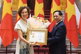 El viceprimer ministro y canciller de Vietnam, Bui Thanh Son, entrega a la directora general de la UNESCO, Audrey Azoulay la insignia “Por la causa de la diplomacia vietnamita” (Fuente: baochinhphu.vn)