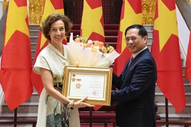 El viceprimer ministro y canciller de Vietnam, Bui Thanh Son, entrega a la directora general de la UNESCO, Audrey Azoulay la insignia “Por la causa de la diplomacia vietnamita” (Fuente: baochinhphu.vn)