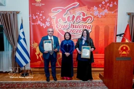 La embajadora entrega el XI Premio Nacional de Información al Exterior 2025 a sus amigos griegos. (Foto: VNA)