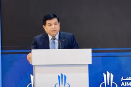 El viceprimer ministro de Vietnam, Nguyen Chi Dung, pronuncia un discurso en la XIV Reunión Anual de Inversiones (AIM Congress) 2025. (Fuente: baochinhphu.vn)