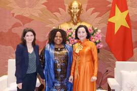 Nguyen Thi Thanh, vicepresidenta de la Asamblea Nacional de Vietnam, Caroline Nyamayemombe, representante en jefa de ONU Mujeres en Vietnam y Michaela Bauer, representante adjunta del Fondo de las Naciones Unidas para la Infancia (UNICEF) en Vietnam. (Fuente: VNA)