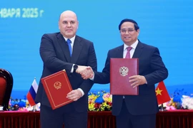 Los dos primeros ministros firmaron una Declaración Conjunta sobre los resultados de la visita oficial a Vietnam del premier ruso Mikhail Vladimirovich Mishustin. (Fuente: VNA)