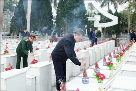 El secretario general To Lam ofrece inciensos a los mártires en el Cementerio Nacional de Mártires de Vi Xuyen. (Fuente: VNA)