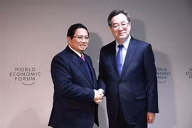 El primer ministro de Vietnam, Pham Minh Chinh, y el viceprimer ministro de China, Ding Xuexiang. (Fuente: VNA)