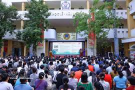 La escuela Tran Nhan Tong celebra una reunión con los estudiantes admitidos al décimo grado para el año escolar 2026-2027. (Fuente: VNA)