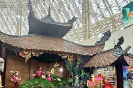 En el espacio expositivo del Teatro Nacional de Marionetas de Vietnam en la Feria de Otoño 2025. (Fuente: VNA)