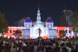 Espectáculo de Mapping 3D y fuegos artificiales en Ciudad Ho Chi Minh
