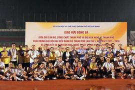El partido amistoso de fútbol entre los empleados estatales de Ciudad Ho Chi Minh y artistas locales (Fuente: VNA)