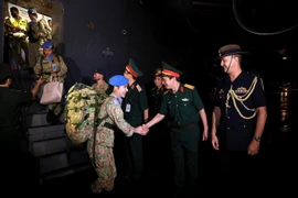 Dirigentes del Departamento de Mantenimiento de la Paz de Vietnam, la Academia de Médica Militar 103 felicitan a la delegación de trabajo del sexto Hospital de campaña de nivel 2 de Vietnam tras completar con éxito su misión de paz en Sudán del Sur. (Fuente: VNA)